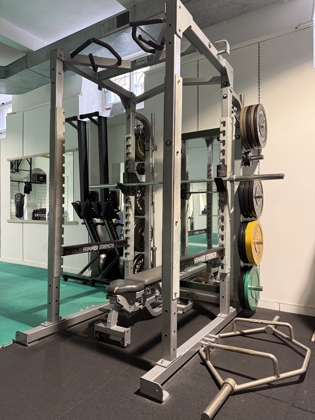 Rack Hammer Strength e dischi olimpici