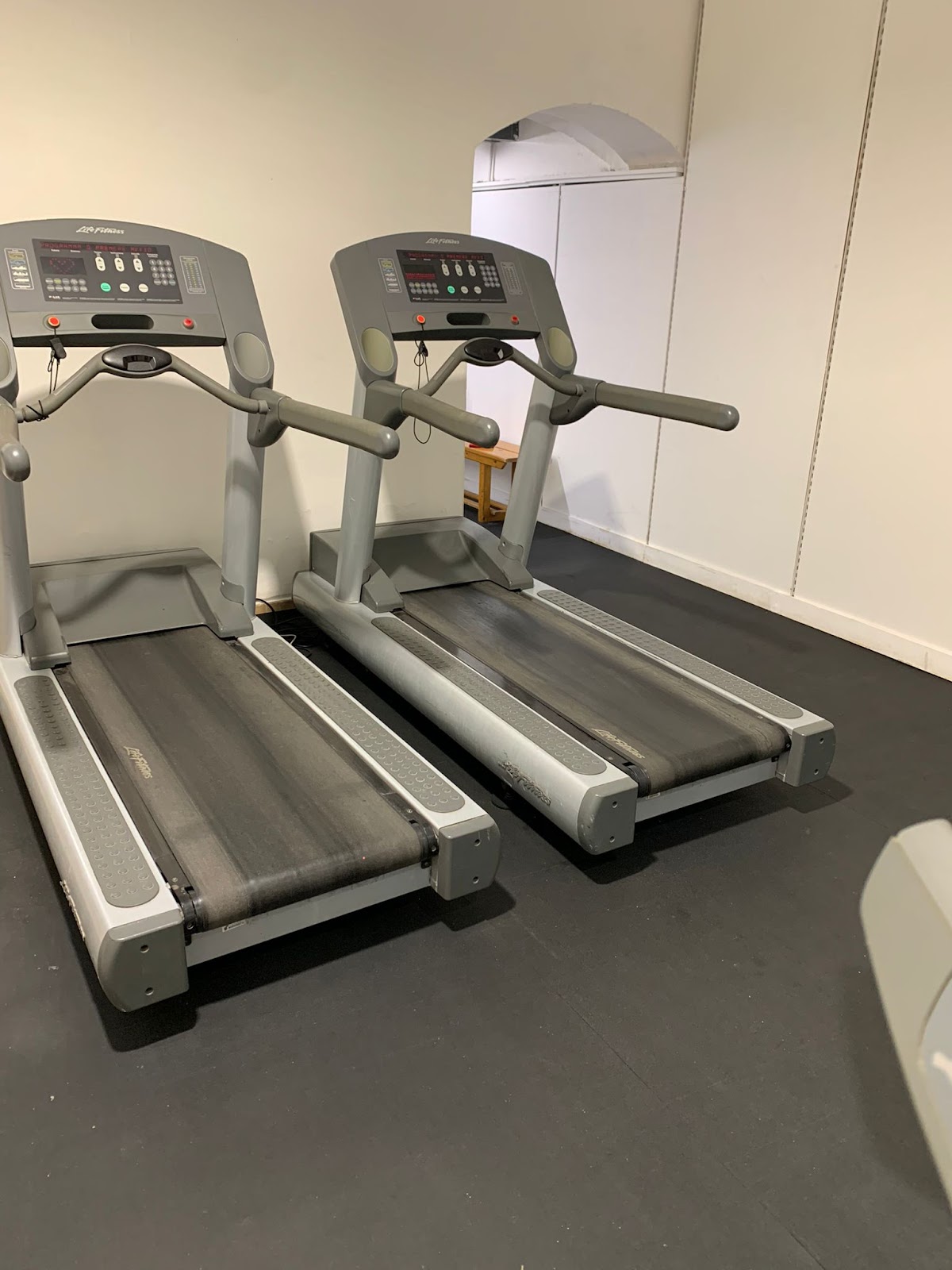 Area cardio con tapis roulant Life Fitness